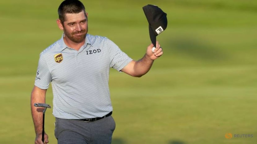 Golf-Oosthuizen keeps his cool to retain Open lead Golf-Oosthuizen keeps his cool to retain Open lead