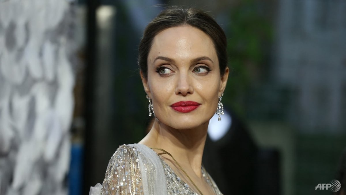 Angelina Jolie memulai debutnya di media sosial untuk berbicara tentang krisis Afghanistan