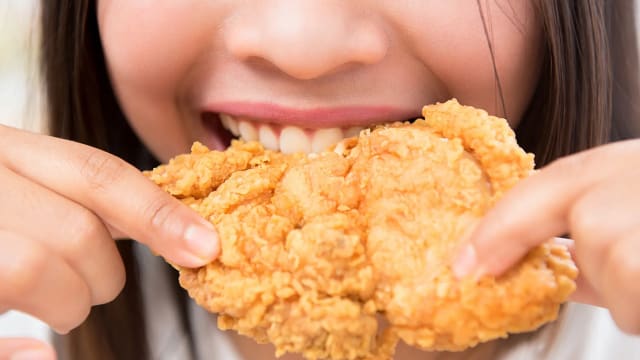 吃炸鸡不吃皮就叫“健康”？真相：油脂都渗入肉里了！