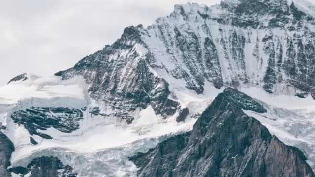 瑞士冰山融化 37年前失踪登山者遗体再现
