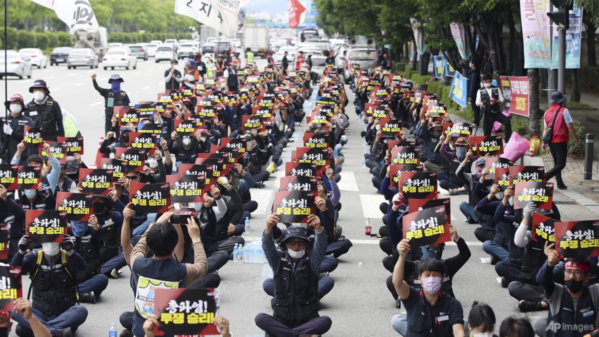 해설: 트럭 운전사 파업은 한국 정부가 기업보다 사람에 더 집중할 필요가 있음을 보여줍니다
