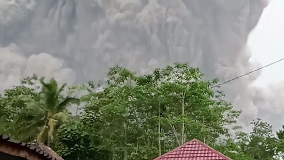 Setidaknya 1 tewas setelah gunung berapi Semeru Indonesia meletus, puluhan terluka