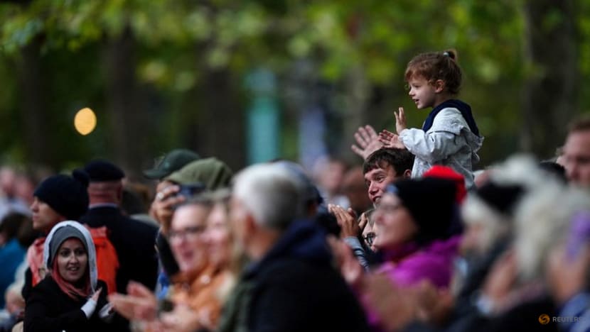 Farewell to the queen: Emotional crowds line streets of London and Windsor Farewell to the queen: Emotional crowds line streets of London and Windsor