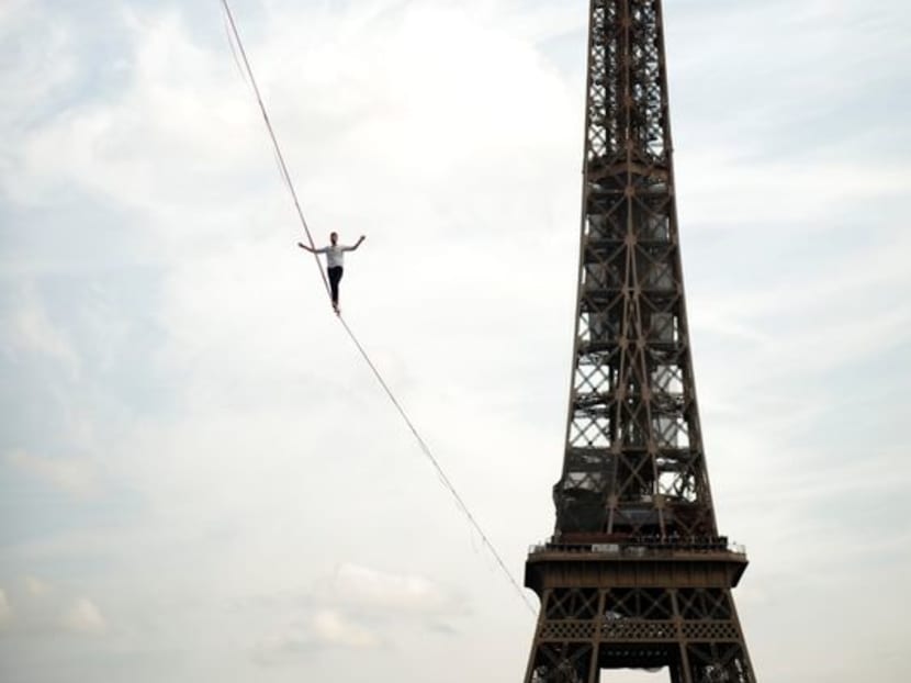 French slackliner wows crowd with Eiffel Tower performance French slackliner wows crowd with Eiffel Tower performance