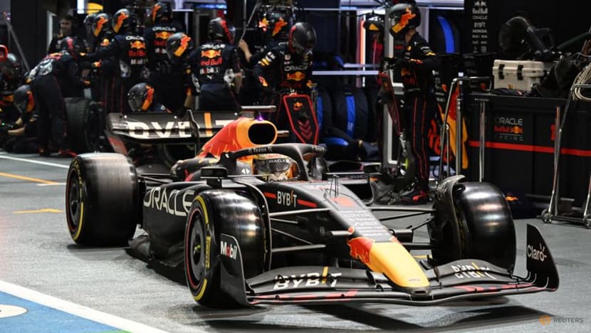 Verstappen shows his frustration even with one hand on title Verstappen shows his frustration even with one hand on title