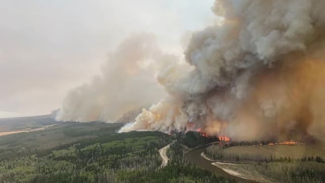 山火持续 加拿大艾伯塔省进入紧急状态