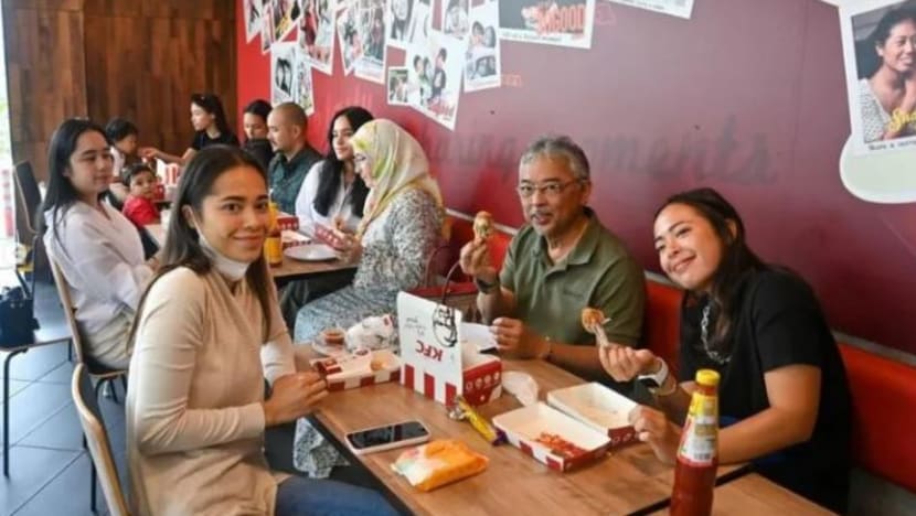 Ramai teruja Agong, Permaisuri muncul di restoran makanan segera untuk santap ayam goreng