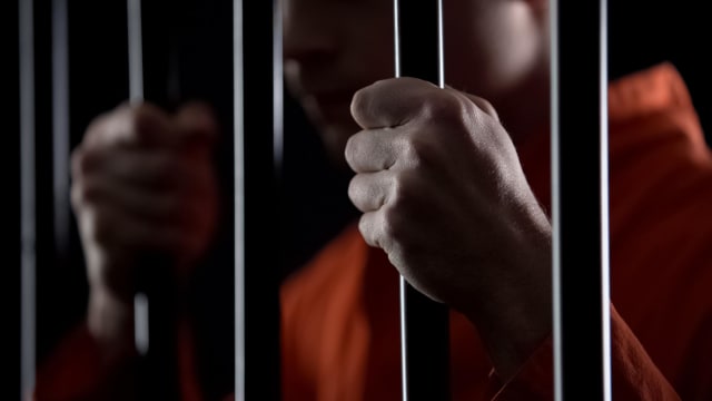 38岁男子因性侵继女 被判坐牢11年半鞭打15下