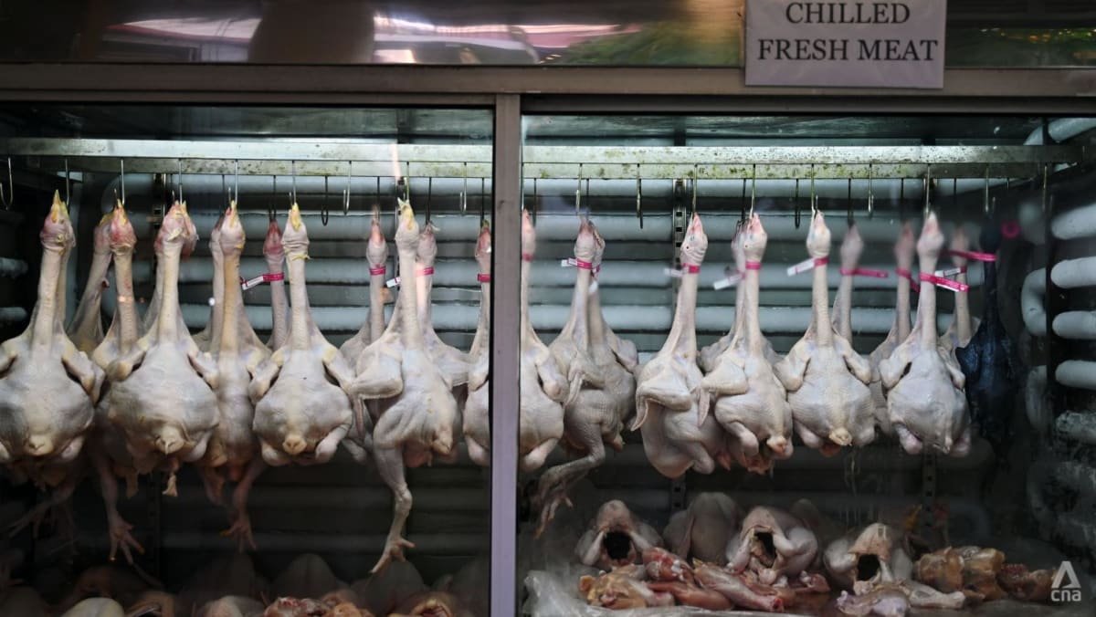 Ketika inflasi mendorong kenaikan harga ayam, kios-kios di pasar basah mengalami penurunan pelanggan hingga 50%.