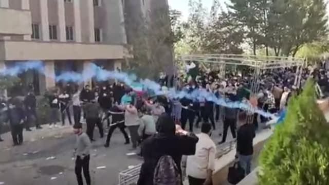 伊朗向继续示威大学生施放催泪弹