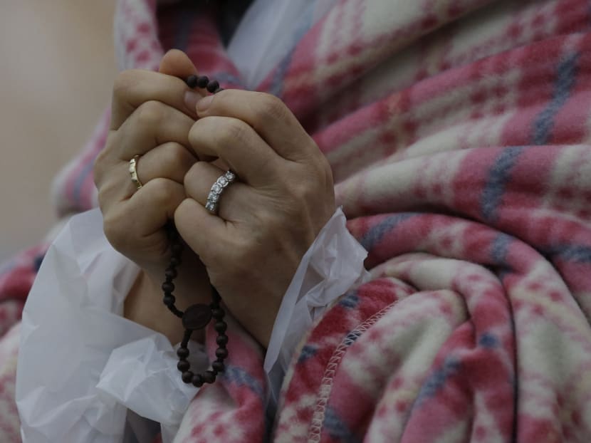 A relatives of passenger aboard a sunken ferry fingers buddhist rosary during the buddhist ceremony for speedy rescue and their safe at a port in Jindo, south of Seoul, South Korea, April 18, 2014. Photo: AP
