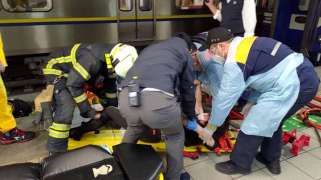 意外摔落月台刚好火车进站 台湾妇女一举动逃死劫