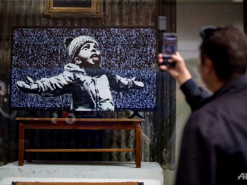 Graffiti artist Banksy opens pop-up shop in London in trademark dispute Graffiti artist Banksy opens pop-up shop in London in trademark dispute