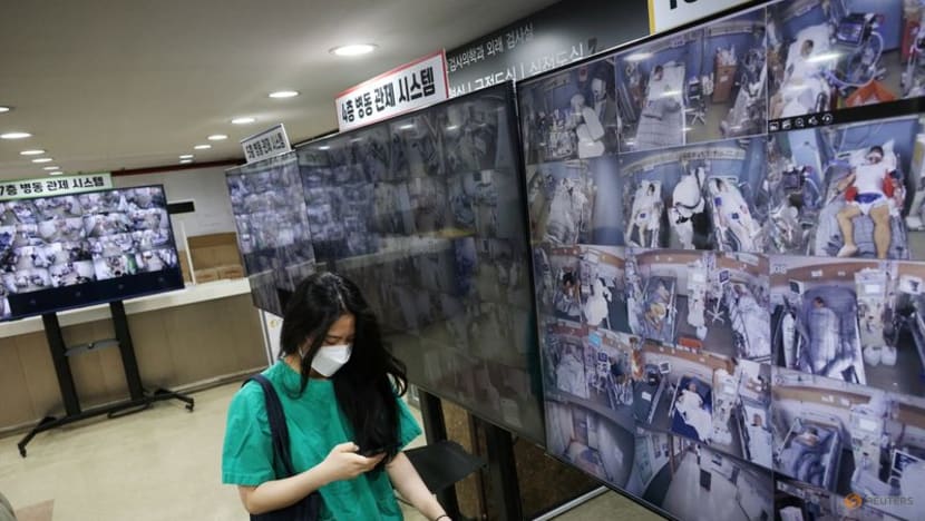 South Korea shelves plans to ease COVID-19 measures due to high case count, Omicron variant South Korea shelves plans to ease COVID-19 measures due to high case count, Omicron variant