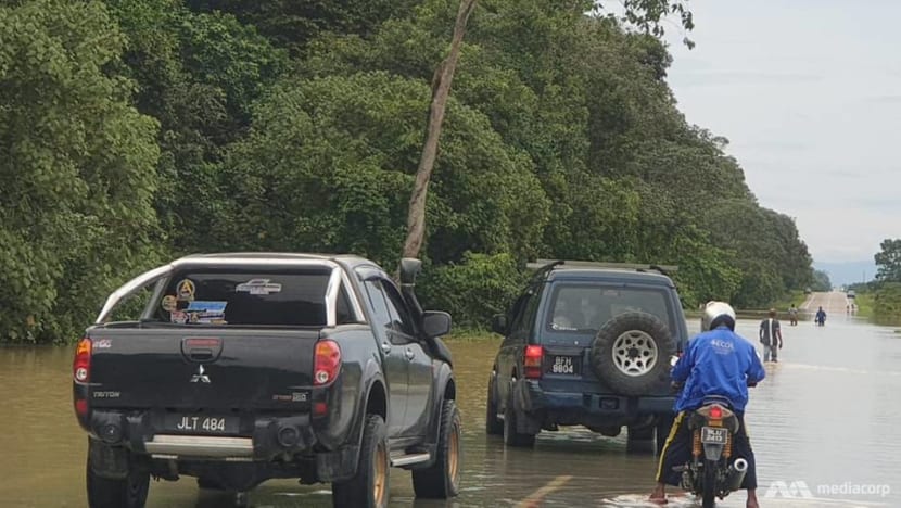 Roads to Mersing closed as floods in Johor restrict access