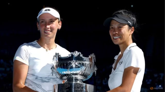 澳网：谢淑薇携手比利时搭档梅尔滕斯在女双打决赛夺冠