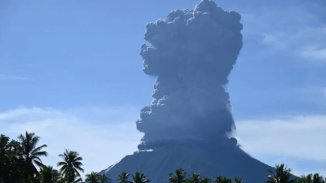 印尼伊布火山再次喷发 五公里高火山灰直冲天际