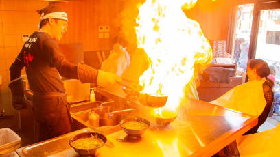 Kyoto’s Menbaka Fire Ramen Opening in S’pore, Has Chefs Lighting Your Food On Fire