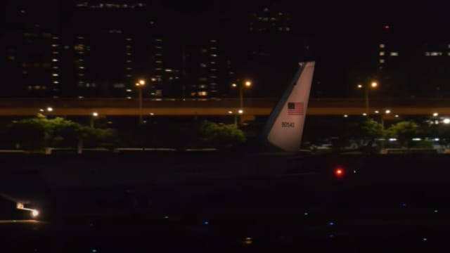 台媒：佩洛西专机10点44分降落台北松山机场