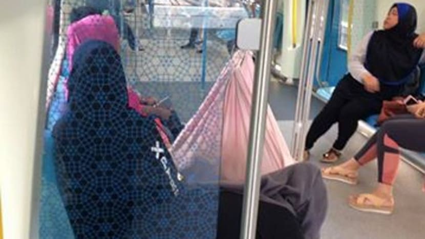 Ibu yang gantung buaian anak dalam MRT dikecam