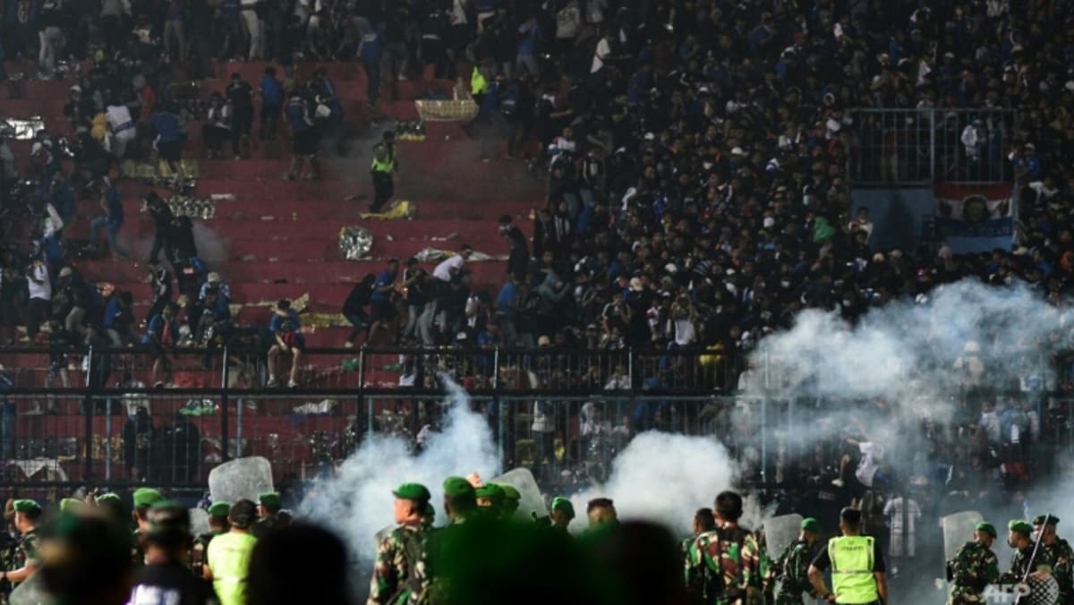 Pengadilan Indonesia membatalkan pembebasan dua polisi atas kematian di stadion