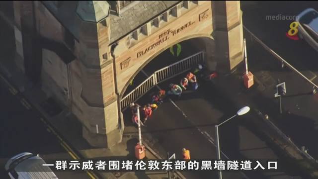 英国军队协助运送汽油到各地油站 以解决燃油危机