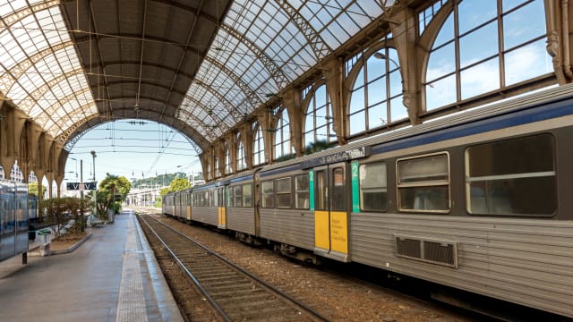 法国铁路员工罢工 约20万名出行者被迫临时改变计划