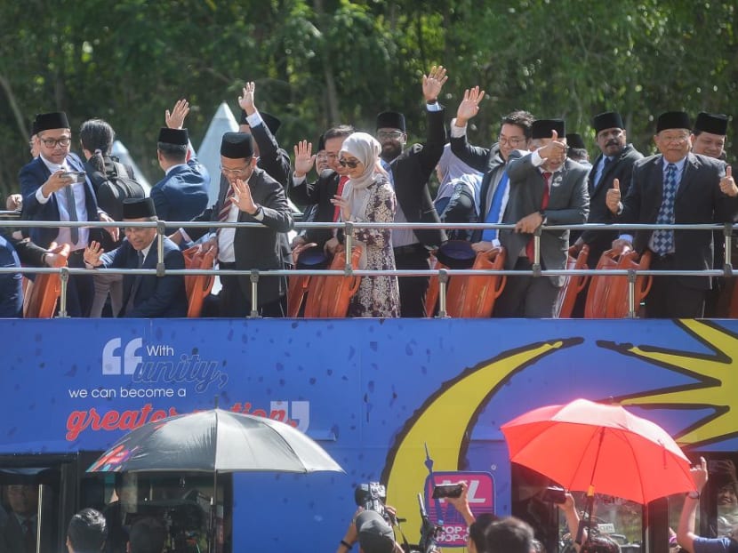 A bus ferrying PKR MPs arrives at Istana Negara on Feb 26, 2020.