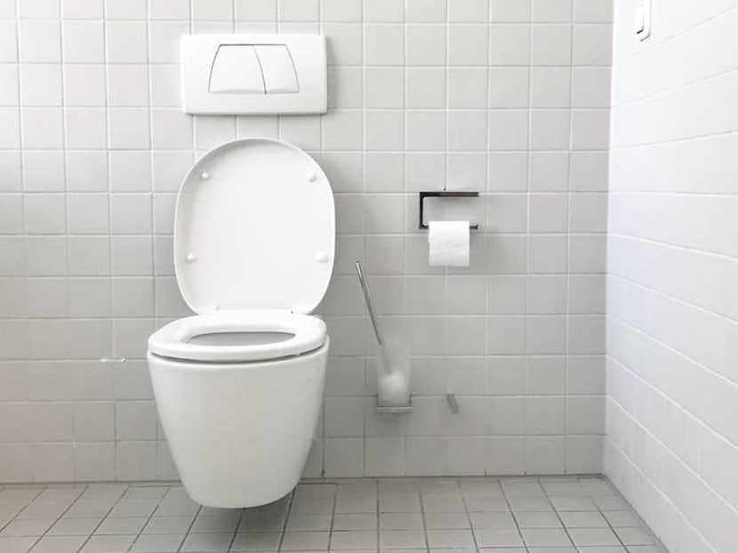 Flushing the toilet may fling coronavirus aerosols all over. What should you do? Flushing the toilet may fling coronavirus aerosols all over. What should you do?