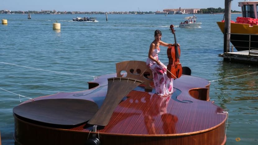 In Italy, floating fiddle makes test voyage In Italy, floating fiddle makes test voyage