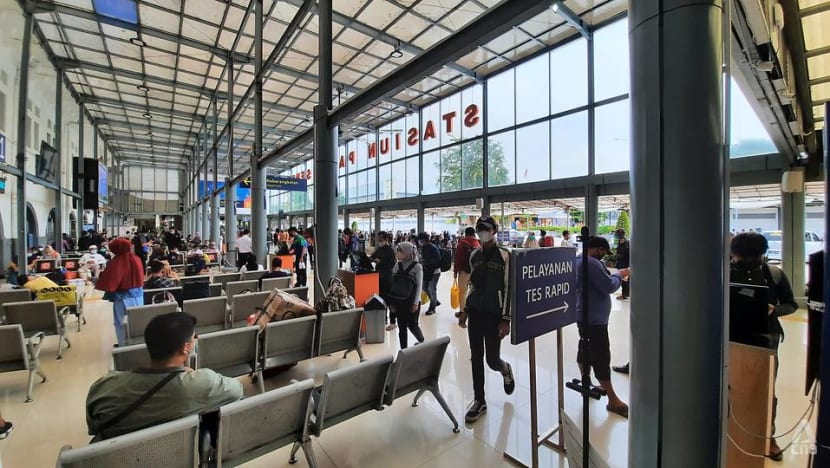 Thousands make last-ditch attempt to leave Jakarta ahead of 2nd Idul Fitri travel ban Thousands make last-ditch attempt to leave Jakarta ahead of 2nd Idul Fitri travel ban