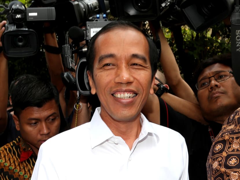 In this Oct. 17, 2014 photo, Indonesian President-elect Joko Widodo is mobbed by the media after his meeting with defeated candidate Prabowo Subianto in Jakarta, Indonesia. Widodo, popularly known as 'Jokowi', will be inaugurated as the country's new president on Oct. 20 and will have to quickly take steps to tackle major challenges, rebooting a slowing economy in a nation of 250 million where inequality is rising, a looming decision on raising fuel prices and also finding a way to work with a powerful and well-funded opposition that could block his moves. Photo: AP