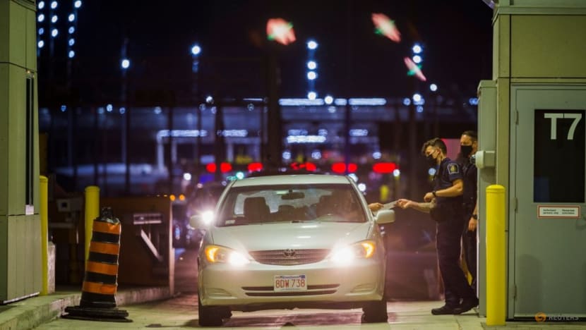 Long delays as Canada opens border to fully vaccinated American tourists after 16 months Long delays as Canada opens border to fully vaccinated American tourists after 16 months