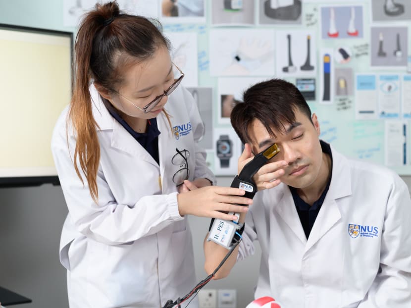 Ms Yu Kelu demonstrating the use of the Home Eye Pressure E-skin Sensor on Mr Li Si. Ms Yu Kelu demonstrating the use of the Home Eye Pressure E-skin Sensor on Mr Li Si.