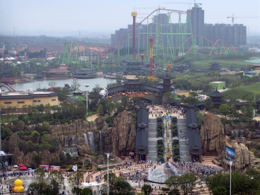 Visitors make their way toward the Nanchang Wanda Park theme park during its grand opening day in Nanchang in south-eastern China's Jiangxi province on May 28, 2016. Photo: AP