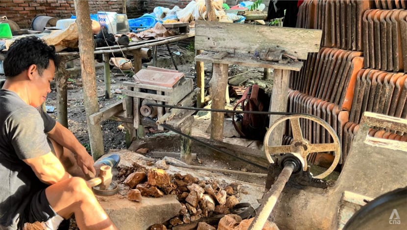 Paradise island Lombok, its poisoned gold, and the children who suffer Paradise island Lombok, its poisoned gold, and the children who suffer