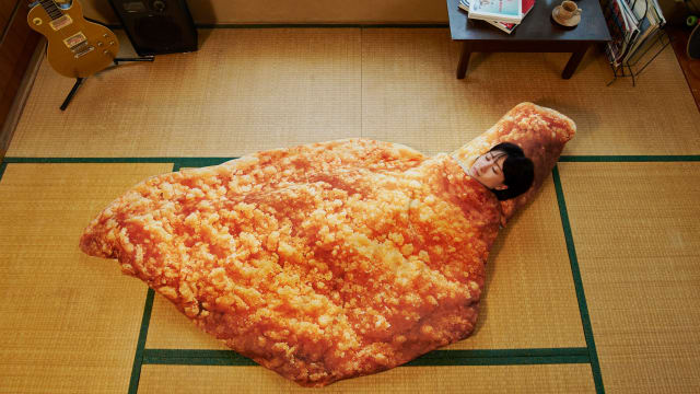 只送不卖让人眼馋！日本MOS Burger推出超大炸鸡睡袋