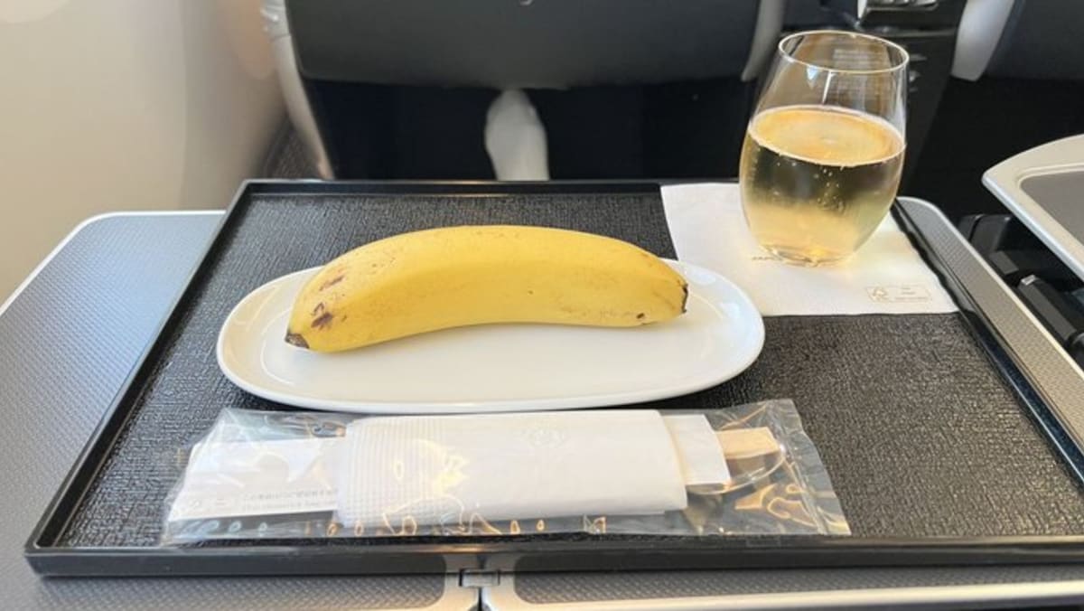 Penumpang Japan Airlines menyajikan pisang tunggal untuk sarapan vegan di penerbangan kelas bisnis