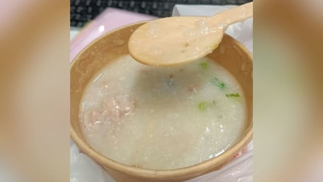 香港餐厅禁用塑料改用扁平木匙 女子喝粥喝到崩溃