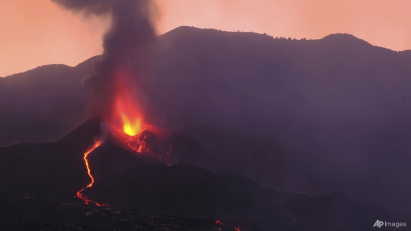 Volcanic ash cloud halts flights to and from Spanish island Volcanic ash cloud halts flights to and from Spanish island