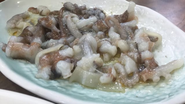吃生章鱼卡喉咙 韩国82 岁老翁窒息不治