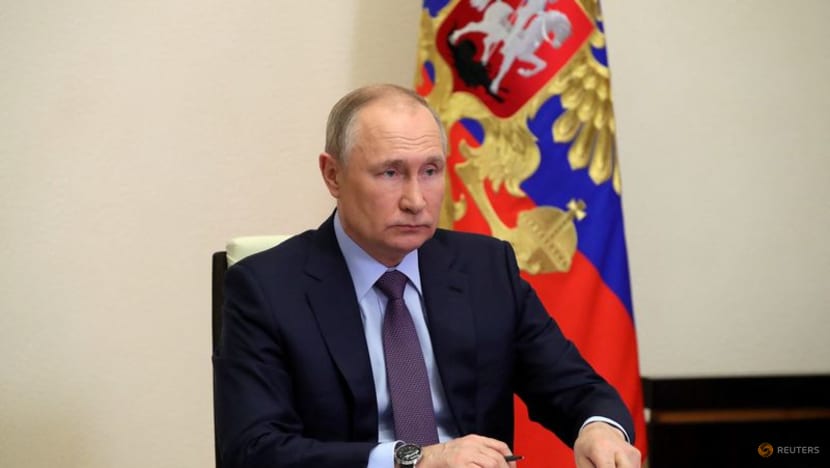 Putin warns West of lightning retaliation for intervention in Ukraine Putin warns West of lightning retaliation for intervention in Ukraine