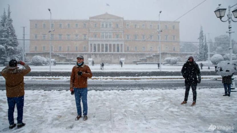Heavy snowfall blankets Athens; COVID-19 vaccinations postponed