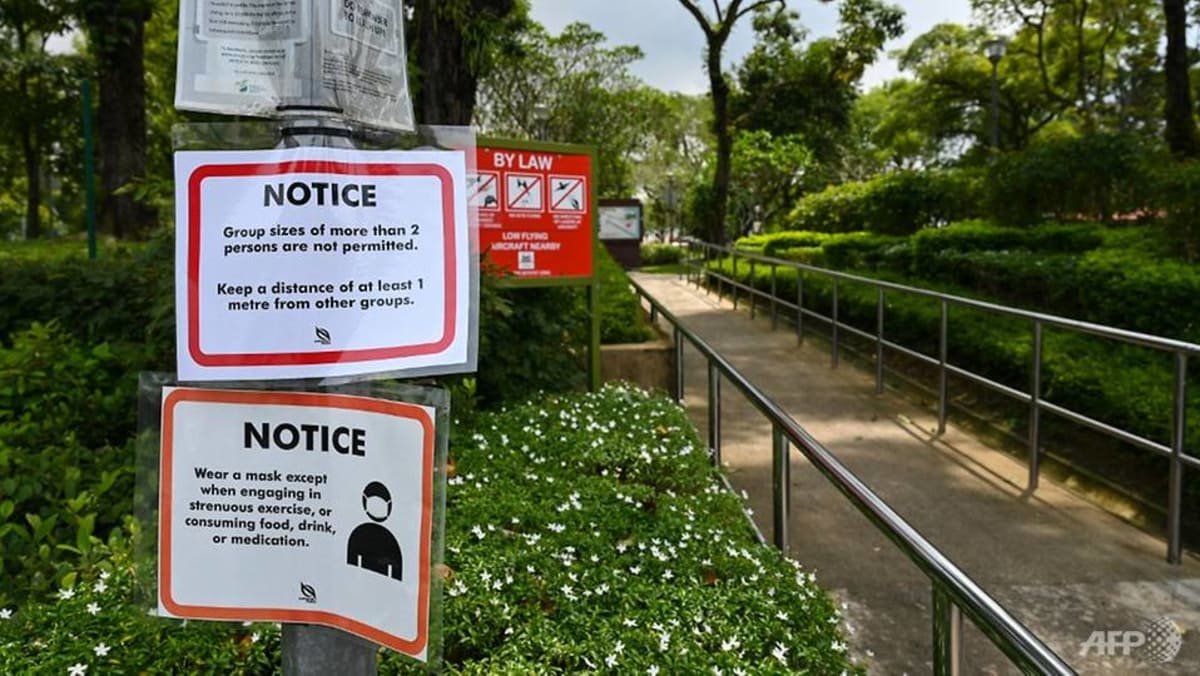77 orang didenda karena pelanggaran COVID-19 di taman;  penegakan hukum telah ditingkatkan di titik-titik rawan, termasuk kawasan komunal HDB