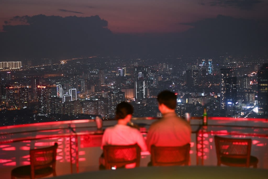 People dine at the top of a Hanoi rooftop restaurant in Hanoi on Nov 21, 2021. People dine at the top of a Hanoi rooftop restaurant in Hanoi on Nov 21, 2021.
