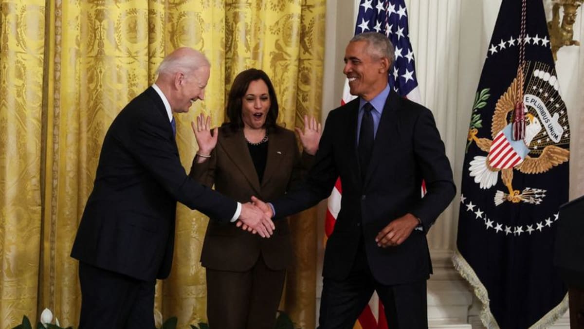 Obama, Biden bersatu kembali di Gedung Putih untuk memuji Obamacare, ketentuan baru