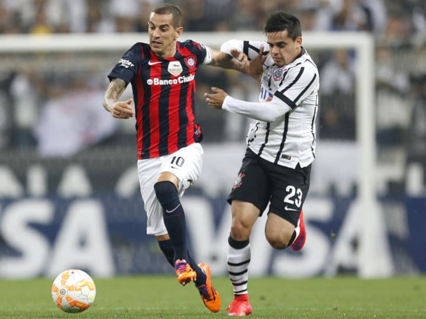 Leandro Romagnoli of Argentina's San Lorenzo, left, fights for the ball with Fagner of Brazil's Corinthians during a Copa Libertadores soccer match in Sao Paulo, Brazil, Thursday, April 16, 2015. Photo: AP