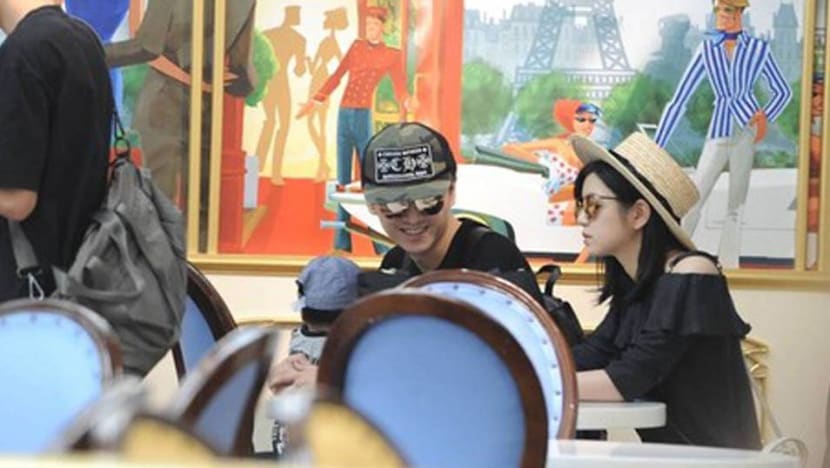 Chen Xiao, Michelle Chen enjoy family time at the airport