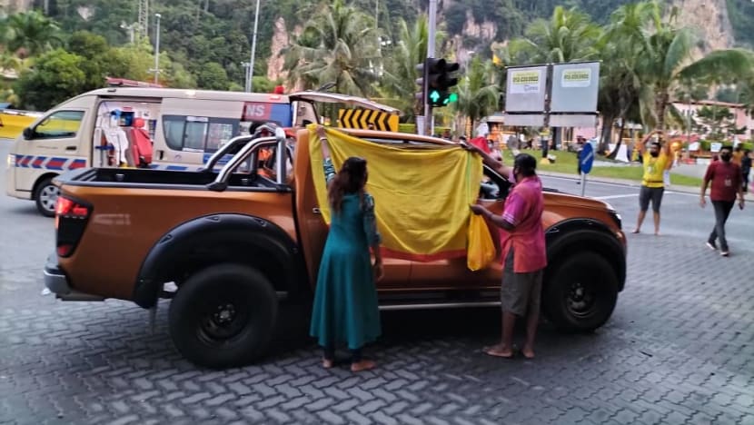 மலேசியாவின் பத்துமலையில் பிரசவ வலி ஏற்பட்ட மலாய் மாதுக்குப் பிரசவம் பார்த்த பக்தர்கள் மலேசியாவின் பத்துமலையில் பிரசவ வலி ஏற்பட்ட மலாய் மாதுக்குப் பிரசவம் பார்த்த பக்தர்கள்