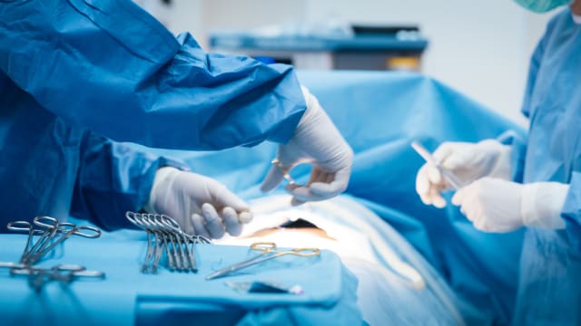 打完麻醉后医生直接下班 中国男子被遗忘在手术台上